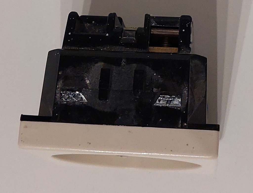 Magic stopcontakt  IVOORKLEURIG oud model gebruikt