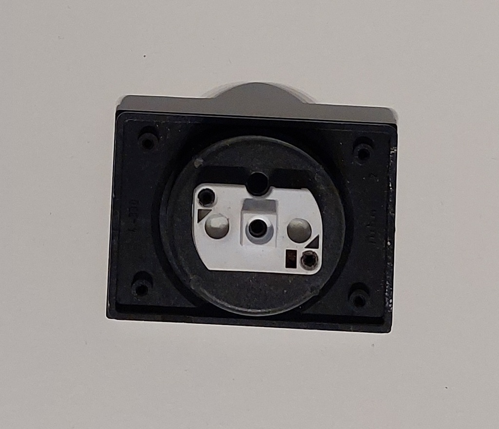 da Vinci Sterling centraal plaatje voor stopcontact met aarding en veiligheid, 28,5mm (gebruikt)