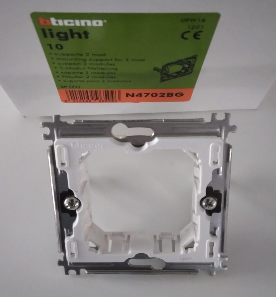 Bticino Light montuur 2 modules hartafstand 71mm klauwbevestiging